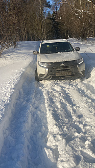 помогите пожалуйста,  машина застряла в снегу  вытащить застрявшую машину митсубиси оут ландер 