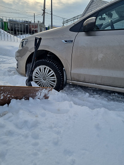 помогите пожалуйста, застрял в снегу на парковке у жд станции, не могу откопаться... вытащить застрявшую машину VW polo
