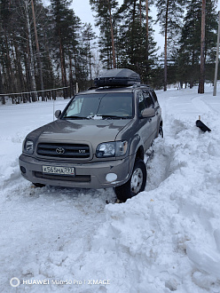Приветствую всех. Помогите вытащить машину из снега.  вытащить застрявшую машину Toyota