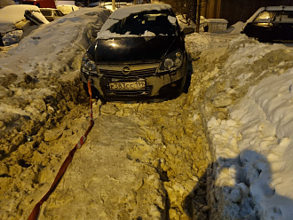 помогите пожалуйста,  машина села в снегу на брюхо, прошу вытащить, около 10 м вытащить застрявшую машину Опель Астра 