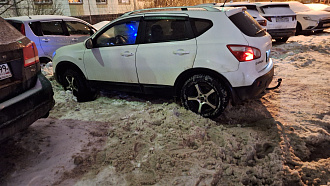 прошу помощи, машина засела в глубоком снегу на парковке, нужно дернуть вытащить застрявшую машину Ниссан Кашкай