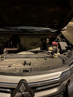 помогите пожалуйста,  разрядился аккумулятор  вытащить застрявшую машину Mitsubishi Pajero Sport 3