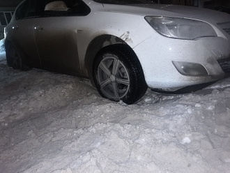 помогите, пожалуйста, вытащить машину - парковалась при рыхлом снеге, машина села на дно из-за колеи вытащить застрявшую машину Opel Astra j