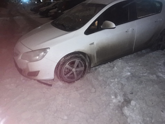 помогите, пожалуйста, вытащить машину - парковалась при рыхлом снеге, машина села на дно из-за колеи вытащить застрявшую машину Opel Astra j
