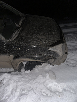 помогите, провалился под снег на выезде в поле вытащить застрявшую машину Тойота