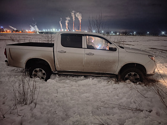 прошу помощи, машина на села на пузо в снегу вытащить застрявшую машину Jac