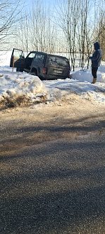 помогите пожалуйста,  застрял прям при съезде с асфальтированой дороги  вытащить застрявшую машину Jeep
