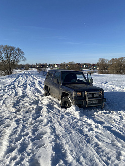 помогите, застрял в поле, подъезд к машине твердый, чуть проехал и провалился в снег вытащить застрявшую машину Hyundai galloper 