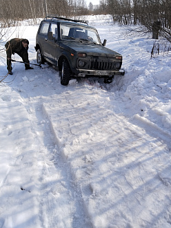 помогите пожалуйста,  застряла машина в снегу вытащить застрявшую машину Нива