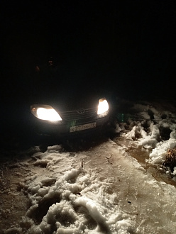 помогите, застряли в снегу в Назиевском городском поселении , где то минут 7 придется проехать по неасфалтированной, заледенелой дороге, троса нет, нужно немного дернуть и машина встанет на твердый лёд, машина седан вытащить застрявшую машину Тойота Королла