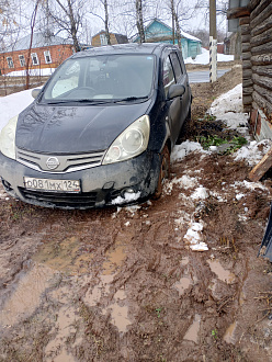Застряла в грязи после дождя до дороги примерно 20 метров вытащить застрявшую машину Ниссан ноте