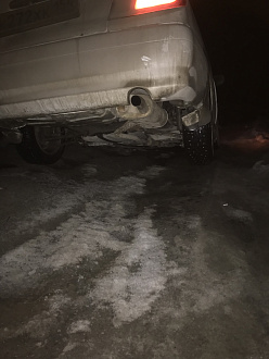 помогите, машина проволилась под лёд в пустую полость заднее колесо висит в воздухе,на левом пороге лежит вокруг пустоты подо льдом  вытащить застрявшую машину Тойота Карина 