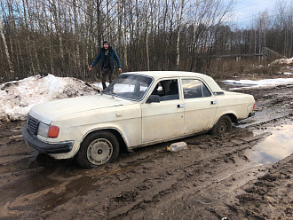 помогите пожалуйста,  вытащить из грязи Волгу буквально метров 50-100 до нормальной дороги  вытащить застрявшую машину Волга 
