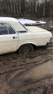 помогите пожалуйста,  вытащить из грязи Волгу буквально метров 50-100 до нормальной дороги  вытащить застрявшую машину Волга 