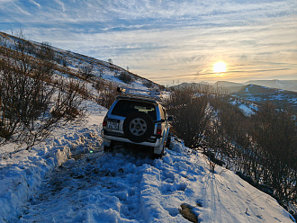 Помогите пожалуйста, застряли в снегу на склоне. Ближайшие трактора что нашли сломаны. Нужно вытянуть  машину назад. Джип на 33 колесах, или трактор) вытащить застрявшую машину Toyota Hilux surf