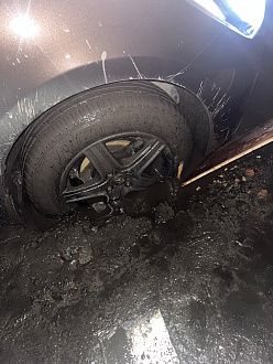 помогите, вытащить машину, увязла в грязи рядом с гаражом  вытащить застрявшую машину Хендай солярис