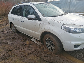 помогите, пожалуйста, застряла в грязи....Прошу помощи вытащить машину в частном секторе. Копала, доски подкладывала бесполезно.... вытащить застрявшую машину Renault Koleos 