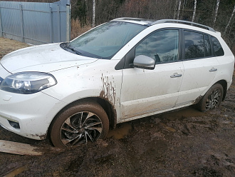 помогите, пожалуйста, застряла в грязи....Прошу помощи вытащить машину в частном секторе. Копала, доски подкладывала бесполезно.... вытащить застрявшую машину Renault Koleos 