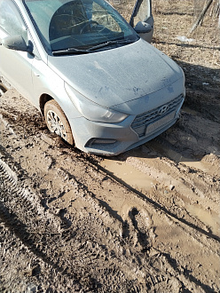 помогите пожалуйста,  застрял в грязи, надо дернуть вытащить застрявшую машину Хендай Солярис