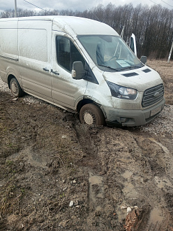 помогите пожалуйста, застрял в грязи вытащить застрявшую машину Ford Transit