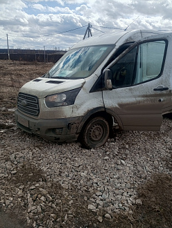 помогите пожалуйста, застрял в грязи вытащить застрявшую машину Ford Transit