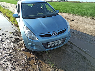 прошу помощи, нужно вытащить из грязи. Трос есть вытащить застрявшую машину Hyundai i20