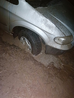 помогите, вытащить машину из грязи проехать до твёрдого покрытия вытащить застрявшую машину Додж караван