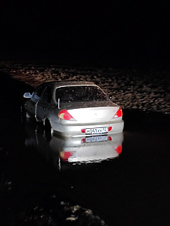 помогите пожалуйста,  машина стоит там со вчерашнего вечера в машине вода вытащить застрявшую машину Kia spectra