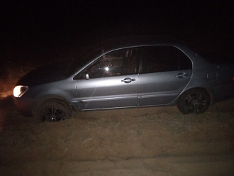 помогите пожалуйста, дёрнуть авто с поля , застрял в песке, сел на пузо вытащить застрявшую машину Митсубиси Лансер 9 