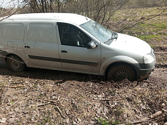 помогите пожалуйста,  застрял передними колесами в грязи, нужно дернуть назад вытащить застрявшую машину Ларгус