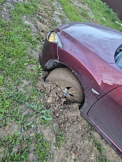 помогите, пожалуйста. Машина закопана в грязи, пробито заднее колесо (есть резина) вытащить застрявшую машину Мазда 6 gh 