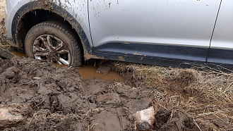 помогите пожалуйста,  застряла машина в грязи, села на дно почва мягкая. Дернуть метров 20 вытащить застрявшую машину Hyundai creta