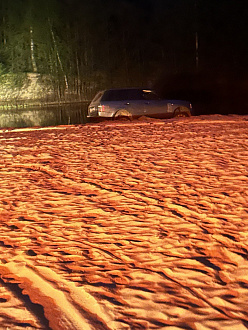 Прошу помощи вытащить машину с песка, 40 метров до грунта вытащить застрявшую машину Land Roger Range Rover