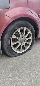помогите пожалуйста,  пробила колесо помочь поставить докатку вытащить застрявшую машину Chevrolet lacheti