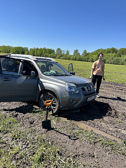 помогите пожалуйста,  застряли в поле в грязи вытащить застрявшую машину Nissan xtrail