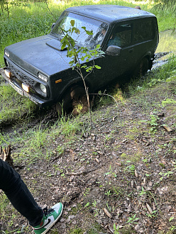 Помогите пожалуйста,  застряла машина в грязи вытащить застрявшую машину лада нива
