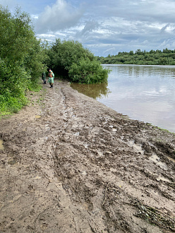 помогите, приехали с рыбалки а вода прибыла, кругом чача, не знаем что делать  вытащить застрявшую машину Ваз 