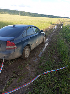 прошу помощи, застряли  вытащить застрявшую машину не указано
