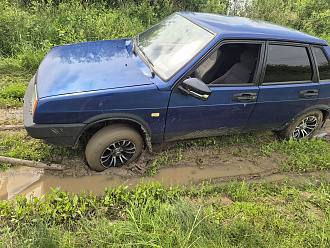 помогите, чуток встрял) вытащить застрявшую машину Lada