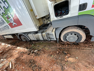 помогите пожалуйста,  застряла фура трактором не могу вытащить не осиливает, у кого есть возможность приедете помогите вытащить застрявшую машину Man