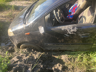 помогите пожалуйста,   вытащить застрявшую машину Чери