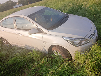 помогите,  сели в поле днищем на кочку, помощь в буксировке до асфальта  вытащить застрявшую машину Hyundai Solaris