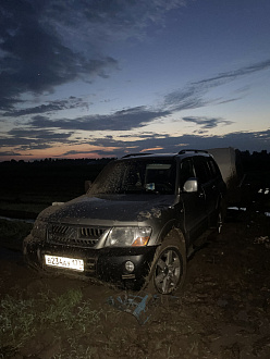 помогите пожалуйста,мы в поле засаженном и очень мокром  машина с прицепом застряла в поле,нас две девочки,пытались толкать,ничего не получается,прицеп пустой вытащить застрявшую машину митсубиси паджкро 