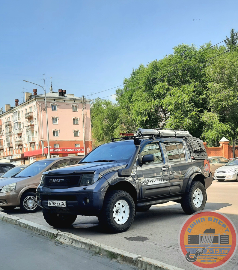 фото застрявшего Nissan 