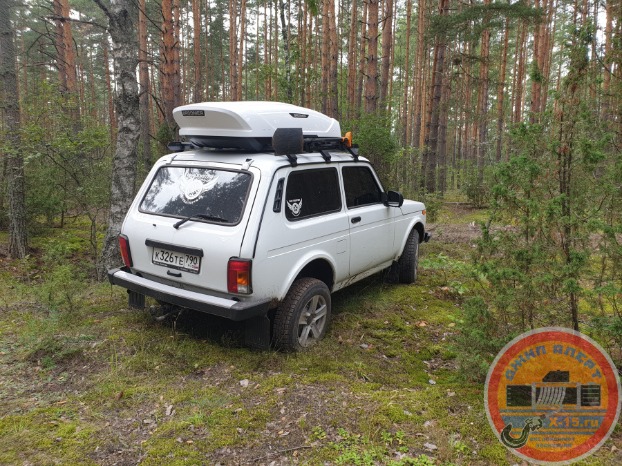 фото застрявшего Lada Niva Legend  