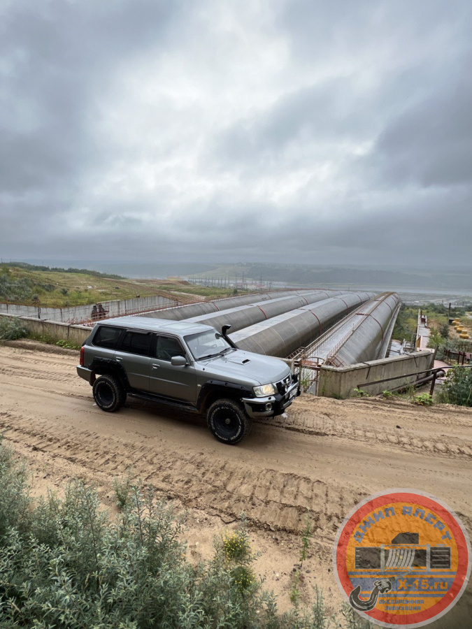 фото застрявшего Nissan Patrol 