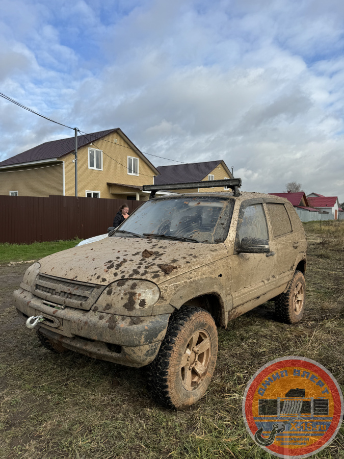 фото застрявшего Chevrolet Niva 