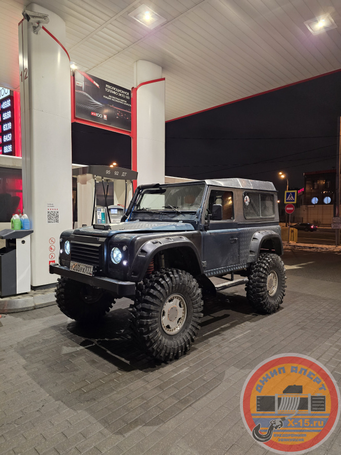 фото застрявшего Land Rover Defender 