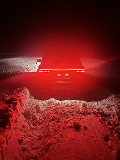 помогите пожалуйста,   вытащить застрявшую машину Geely monjaro 