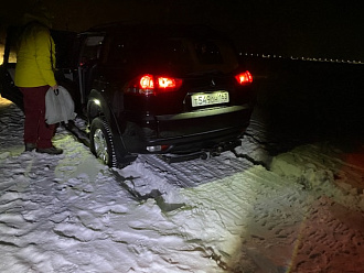 прошу помощи, застряли две машины. Тане и Паджеро. Второй приехал помочь и тоже сел. Откапывались четыре часа. Откапали танк. Но выехать не смогли так как машины проваливается в снег. Подробности готов описать вытащить застрявшую машину Танк 300